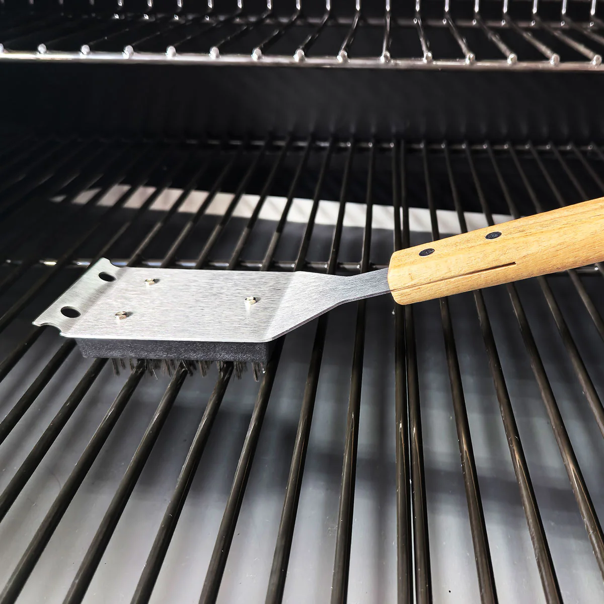 STAINLESS STEEL 2-IN-1 GRILL BRUSH & SCRAPER - Image 4