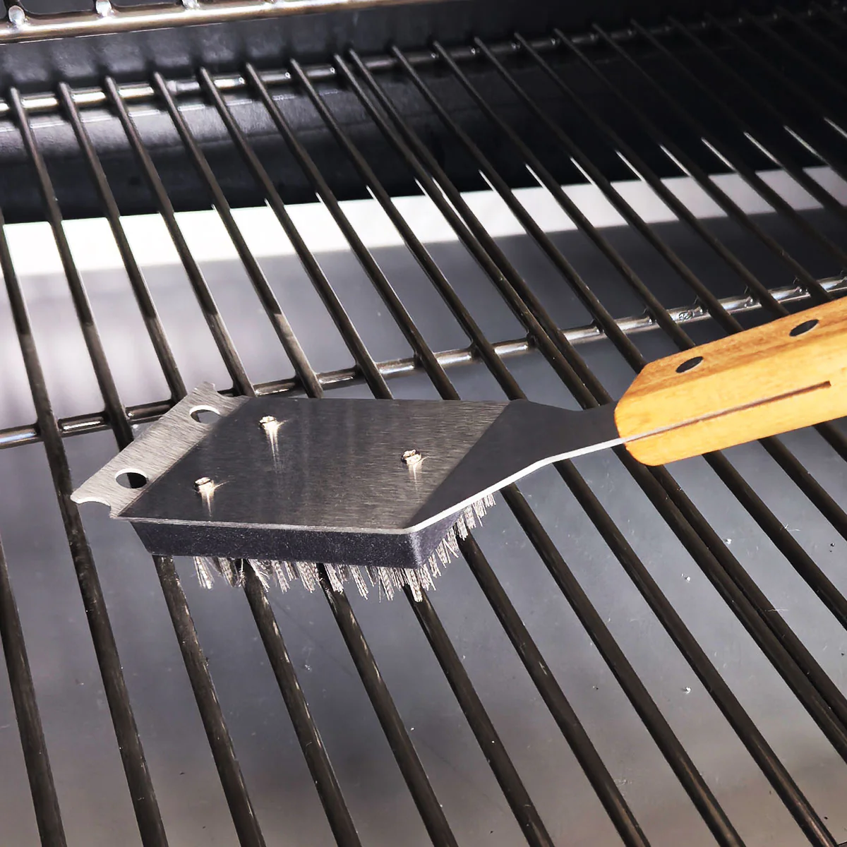STAINLESS STEEL 2-IN-1 GRILL BRUSH & SCRAPER - Image 5
